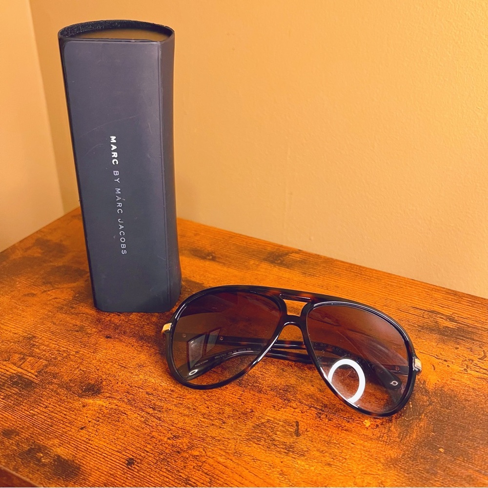 Preloved Authentic Marc Jacobs Sunnies w box.